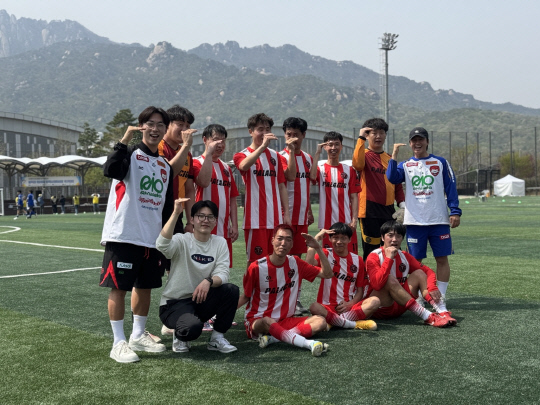 영웅시대 밴드 나눔모임이 16일 임영웅의 생일을 앞두고 최근 부산 뇌성마비 축구팀에 1000만원을 기부했다.<임영웅 팬클럽 영웅시대 제공, 물고기뮤직 제공>